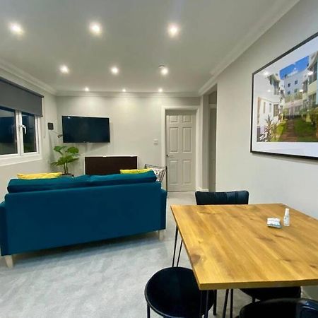 Stylish Two Bedroom Apartment Near Victoria Park Cardiff Extérieur photo