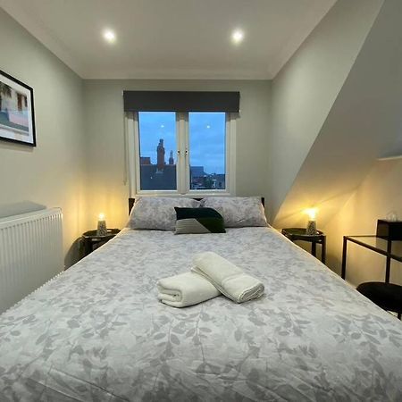 Stylish Two Bedroom Apartment Near Victoria Park Cardiff Extérieur photo